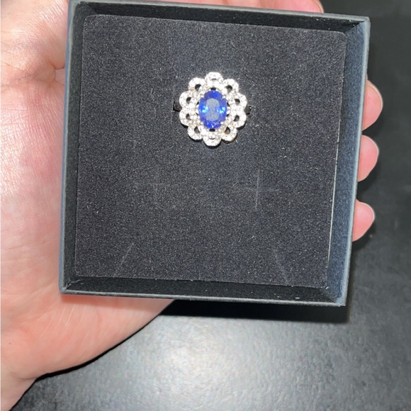 Elegant Silver and Blue Gemstone Ring - Picture 2 of 5